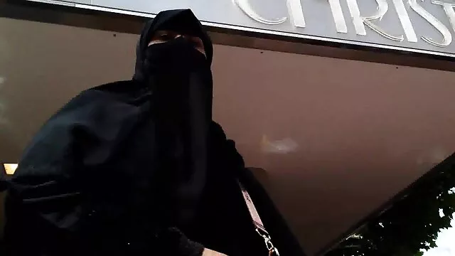 Tempatnya dikelilingi kondom hubungan sek yg hot Bagian B