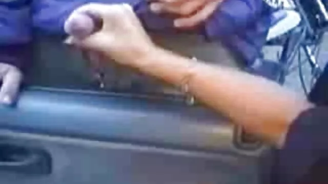 Dia menyerangku di karpet. cara sek yg hot